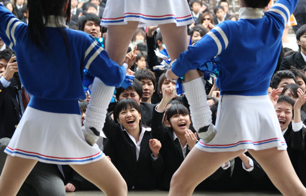 Gallery 24 hours in pictures : JApanese college students watch cheerleaders 
