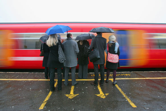 Gallery 24 hours in pictures : commuter trains at clapham junction, london