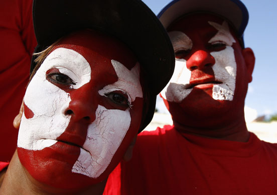 Gallery 24 hours in pictures : Supporters of Venezuelan President Hugo Chavez attend a military parade 