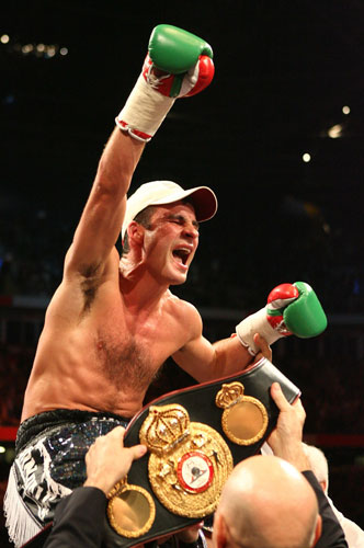 Gallery Calzaghe Retires: Calzaghe celebrates winning the WBO/WBA/WBC Super-Middleweight Title