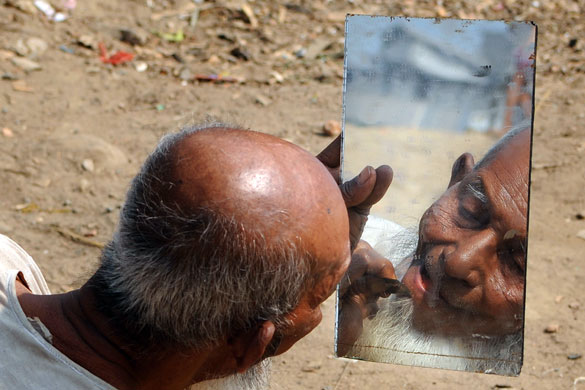Gallery 24 hours in pictures: Bangladeshi man shaves in Dhaka