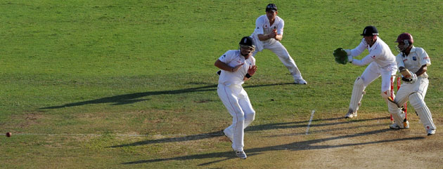 Gallery 24sport: Sarwan hits a boundary