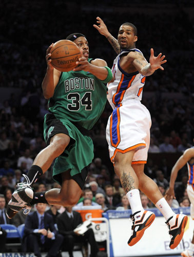 Gallery 24sport: Boston Celtics Paul Pierce looks to pass 