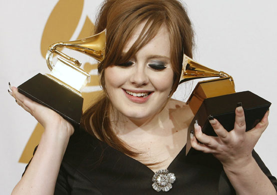 Gallery Grammys: Adele holds her  Grammy Awards 