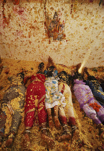 Gallery 9 February 2009: Hyderabad, India: Devotees lie prostrate as they offer prayers