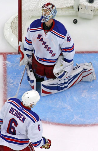 24sport: Steve Valiquette and Wade Redden react after conceding a goal