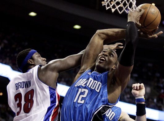 24sport: Dwight Howard and Kwame Brown tussle for the ball