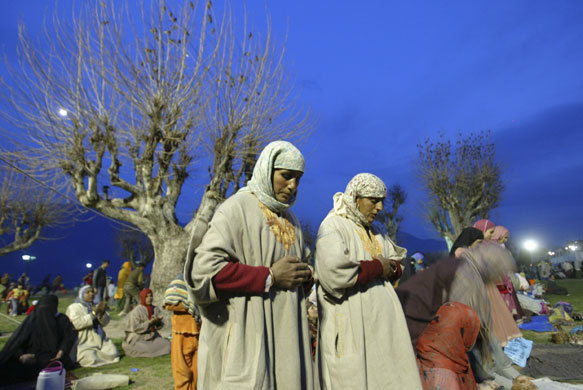 10 March 2009: Srinagar, India: Muslim devotees offer prayers outside the Hazratbal shrine