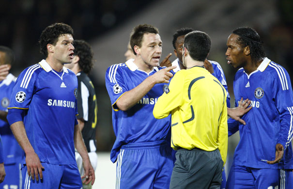 Juventus v Chelsea: Chelsea's players argue with referee