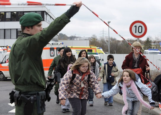 Germany school shooting: Pupils are evacuated by German police from secondary school Albertville