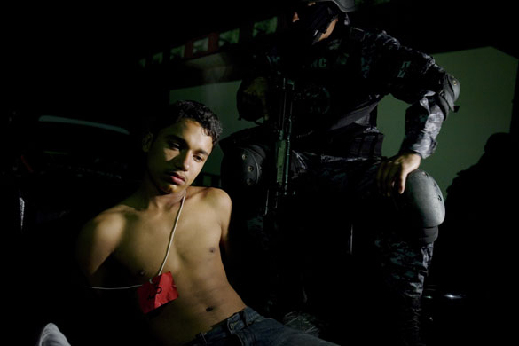24 hours in pictures: Police arrest gang members in El Salvador