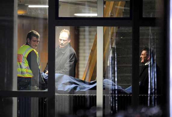 Shooting in Germany: Helpers carry bodies out of the school