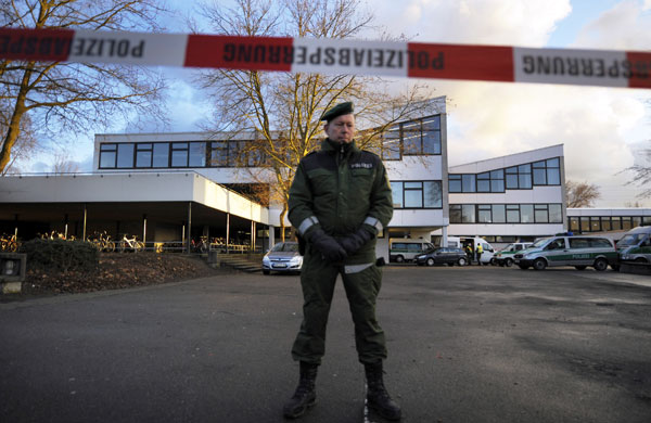 Shooting in Germany: A police officer stands behind a cordon at the Albertville secondary school