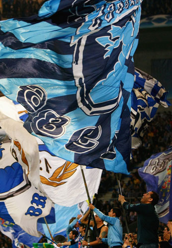 24sport: Fans wave their massive flags