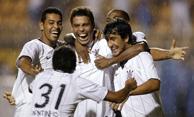 24sport: Ronaldo of Corinthians celebrates after scoring against Sao