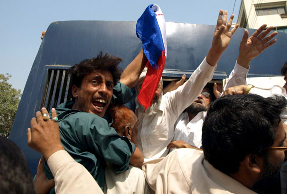 Pakistan lawyers protest: Pakistani police arrest supporters of opposition political parties.