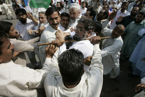 Pakistan lawyers protest: Police officers in plainclothes arrest protesters at a march in Karachi
