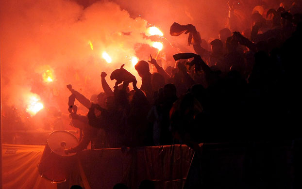 24sport: Galatasaray fans light flares as they celebrate victory