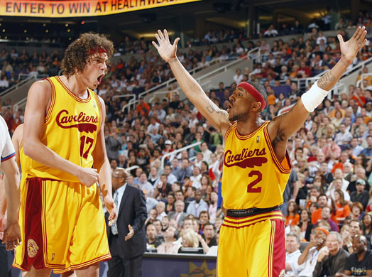 24sport: Cleveland Cavaliers Anderson Varejao and Mo Williams react on a foul call