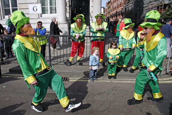 http://static.guim.co.uk/sys-images/Guardian/Pix/pictures/2009/3/15/1237143637562/St-Patricks-day-parade-St-002.jpg