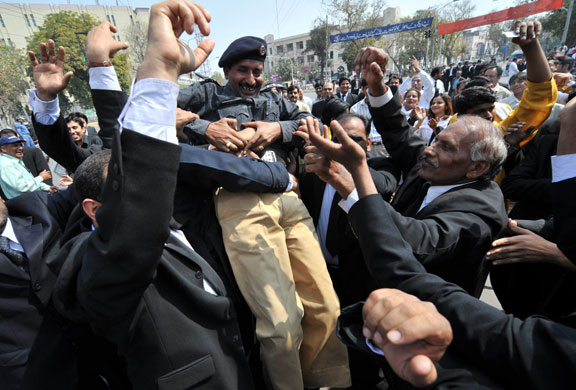 Pakistan celebrations: Pakistan Chief Justice Iftikhar Muhammad Chaudhry restored