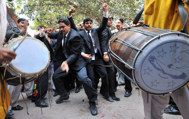 Pakistan celebrations: Pakistan Chief Justice Iftikhar Muhammad Chaudhry restored