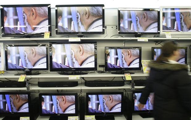 24 hours : A woman watches TV news showing Josef Fritzl  
