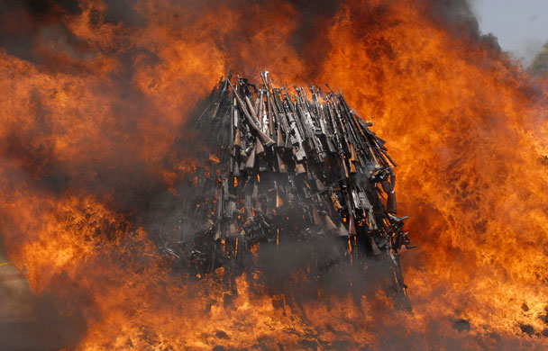 24 hours : Kenyan paramilitary police burn illegal weapons