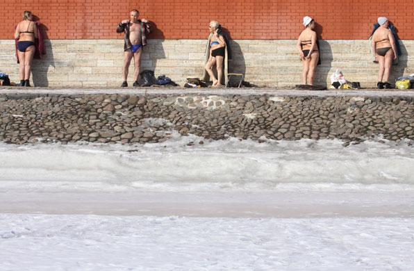 24 hours : russian sunbathe in St Petersburg 