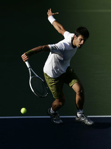 24sport: Djokovic hits a return against Wawrinka