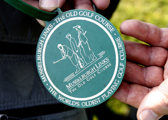 24sport: A golfer holds his members badge