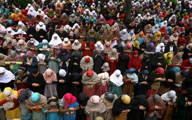 2 March 2009: Srinagar: Women outside the shrine of Sufi Saint Khwaja Naqashbandi Sahib