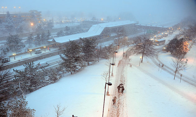 Snowstorm in US: Pedestrians make their way to a Metro station on in Vienna, Virginia