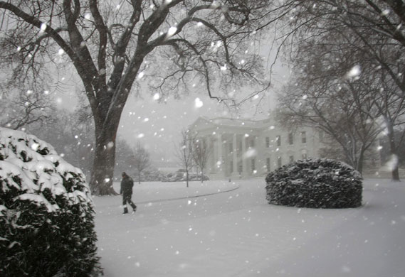Snowstorm in US: A worker walks through the snow at the White House in Washington