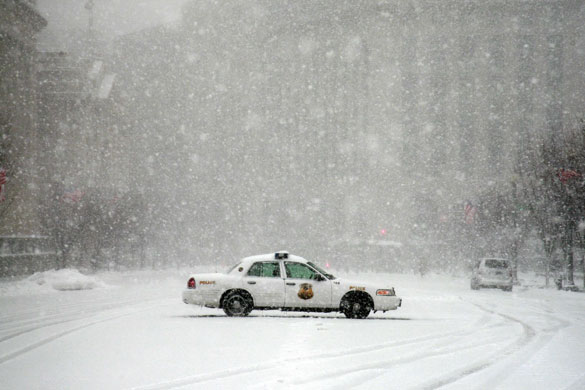 Snowstorm in US: A police on Pennsylvania Avenue outside the White House