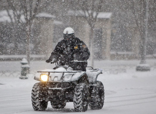 Snowstorm in US: A Secret Service officer patrols the White House