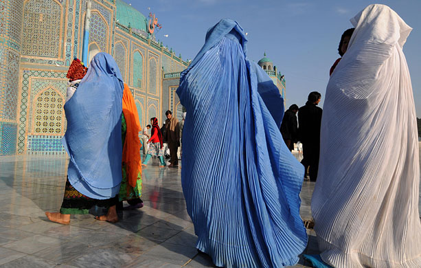 20 March 2009: Mazar-i-Sharif, Afghanistan: Devotees gather at the Hazrat Ali Shrine