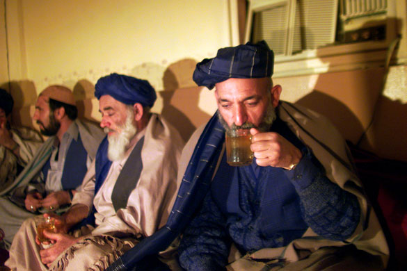 Hamid Karzai : Hamid Karzai drinks tea in the house of Taliban leader Mullah Omar 