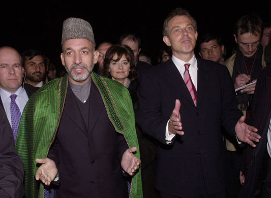 Hamid Karzai : Tony Blair talks with Hamid Karzai on his arrival at Bagram Airbase in 2002