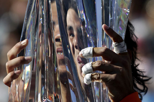 24sport: Nadal holds the championship trophy