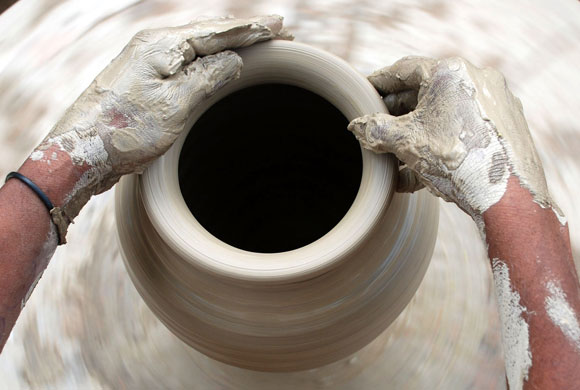 24 hours: Potter makes earthen water pot in India 