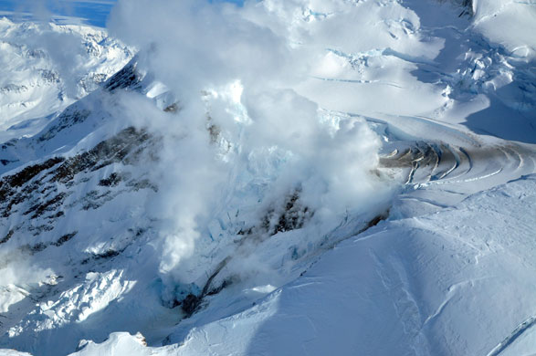 Mount Redoubt: Mount Redoubt Volcano In Alaska Erupts
