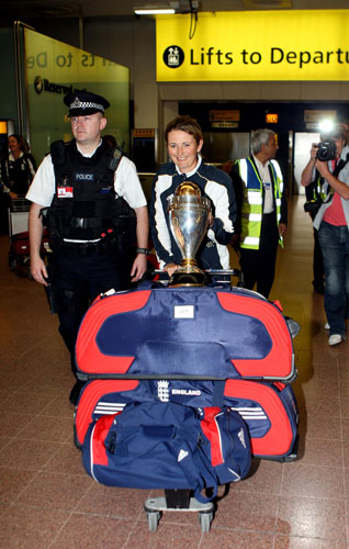 24sport: Cricket - England Women's Team Arrive at Heathrow