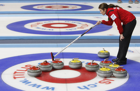 24sport: Melanie Robillard watches the line of a stone