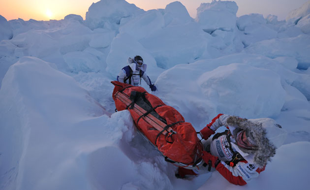 Catlin Arctic Survey: Struggling with sledge on ice cap