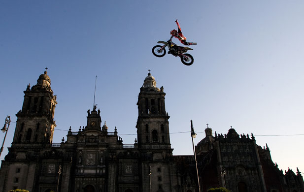 24sport: Dany Torres performs during the Red Bull X-Fighters motocross exhibition.