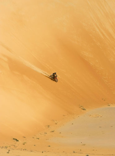 24sport: Kaan Bilgen negotiates sand dune during the Abu Dhabi Desert Challenge