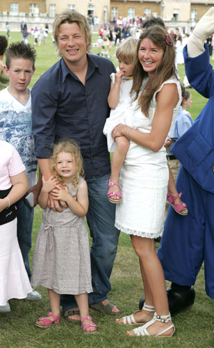 Jamie Oliver: Jamie and Jools Oliver with children Daisy and Poppy 