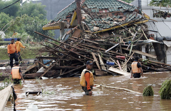 Burst dam in Indonesia: Rescue workers search for victims