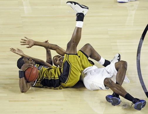 24sport: Missouri guard J.T. Tiller is tripped up by Memphis guard Doneal Mack